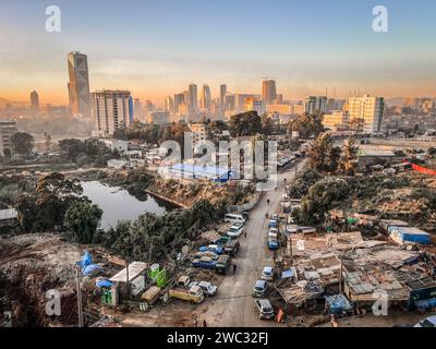 Luftaufnahme der Stadt Addis Abeba, der Hauptstadt Äthiopiens, mit brandneuen Gebäuden und Bauten im Vordergrund, im Stadtzentrum und in den Vororten, Stockfoto