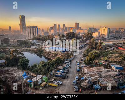 Luftaufnahme der Stadt Addis Abeba, der Hauptstadt Äthiopiens, mit brandneuen Gebäuden und Bauten im Vordergrund, im Stadtzentrum und in den Vororten, Stockfoto