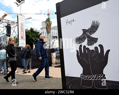 Tel Aviv, Israel. Januar 2024. Man sieht sich Installationen für israelische Geiseln an, die am Samstag, den 13. Januar 2024, noch immer von der Hamas auf dem Geiselplatz in Tel Aviv in Gaza festgehalten werden. Am 14. Januar wird Israel hundert Tage seit dem Massaker der Hamas an Israel markieren und die Freilassung der 136 Geiseln fordern, die noch immer von der Hamas in Gaza festgehalten werden. Foto: Debbie Hill/ Credit: UPI/Alamy Live News Stockfoto