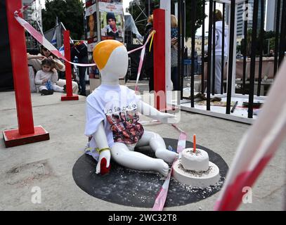 Tel Aviv, Israel. Januar 2024. Eine Skulptur eines Kindes, das in der Hamas in Gaza gefangen gehalten wurde, ist am Samstag, den 13. Januar 2024, auf dem Geiselplatz in Tel Aviv zu sehen. Am 14. Januar wird Israel hundert Tage seit dem Massaker der Hamas an Israel markieren und die Freilassung der 136 Geiseln fordern, die noch immer von der Hamas in Gaza festgehalten werden. Foto: Debbie Hill/ Credit: UPI/Alamy Live News Stockfoto