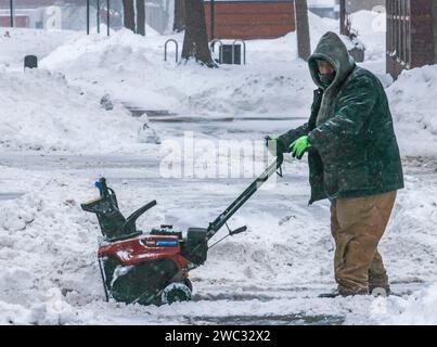 Des Moines, Usa. Januar 2024. Ein Mann b entfernt Schnee von einem Bürgersteig, während ein Wintersturm das Gebiet trifft und die Temperaturen auf extreme Tiefkühltemperaturen vor dem Iowa Caucus 2024 in des Moines, Iowa am Samstag, den 13. Januar 2024, absinkt. Die Republikaner von Iowa werden sich am 15. Januar zu Caucus treffen, um ihren Kandidaten für den US-Präsidenten auszuwählen. Foto: Tannen Maury/UPI Credit: UPI/Alamy Live News Stockfoto