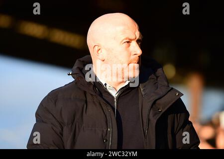 Manager Charlie Adam ( Manager Fleetwood) sieht sich beim Spiel der Sky Bet League 1 zwischen Cambridge United und Fleetwood Town am Samstag, den 13. Januar 2024, im Cledara Abbey Stadium in Cambridge an. (Foto: Kevin Hodgson | MI News) Credit: MI News & Sport /Alamy Live News Stockfoto