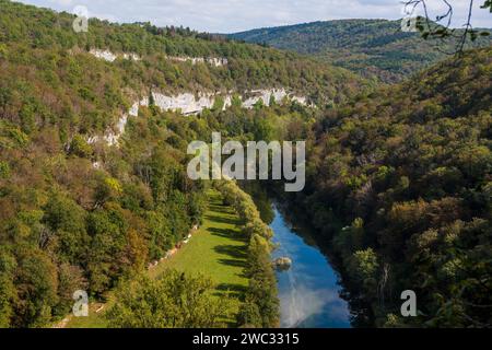Fluss mit Schlucht und herbstlich gefärbtem Wald, Tal der Loue, Lizine, bei Besancon, Departement Doubs, Bourgogne-Franche-Comte, Jura, Frankreich Stockfoto