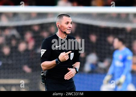 Schiedsrichter Scott Tallis (Match-Schiedsrichter) Gesten während des Spiels der Sky Bet League 1 zwischen Cambridge United und Fleetwood Town im Cledara Abbey Stadium, Cambridge am Samstag, den 13. Januar 2024. (Foto: Kevin Hodgson | MI News) Credit: MI News & Sport /Alamy Live News Stockfoto