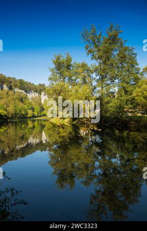 Fluss mit Schlucht und herbstlich gefärbtem Wald, Tal der Loue, Lizine, bei Besancon, Departement Doubs, Bourgogne-Franche-Comte, Jura, Frankreich Stockfoto