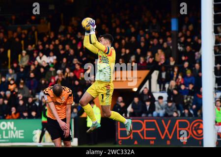 Torhüter Jack Stevens (1 cambridge united) fängt den Ball beim Spiel der Sky Bet League 1 zwischen Cambridge United und Fleetwood Town im Cledara Abbey Stadium, Cambridge, am Samstag, den 13. Januar 2024. (Foto: Kevin Hodgson | MI News) Credit: MI News & Sport /Alamy Live News Stockfoto