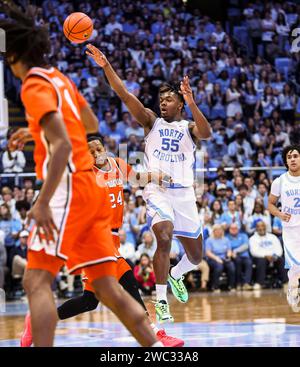 13. Januar 2024: Harrison Ingram (55) aus North Carolina übergibt den Ball. NCAA Basketballspiel zwischen Syracuse und der University of North Carolina im Dean Smith Center, Chapel Hill, North Carolina. David Beach/CSM Stockfoto