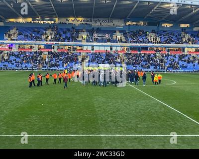 Handout Foto von Mark Mansfield. Lesefans erobern das Spielfeld während des Spiels der Sky Bet League One im Select Car Leasing Stadium. Reading's League One Spiel gegen Port Vale wurde nach 16 Minuten beendet, als etwa 1.000 Heimfans das Spielfeld eroberten. Sie protestierten gegen die Vereinsbesitzer von Dai Yongge und das Spiel war bereits drei Minuten lang aufgehalten worden, als Tennisbälle auf die Spielfläche geworfen wurden. Bilddatum: Samstag, 13. Januar 2024. Stockfoto