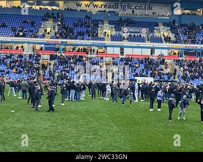 Handout Foto von Mark Mansfield. Lesefans erobern das Spielfeld während des Spiels der Sky Bet League One im Select Car Leasing Stadium. Reading's League One Spiel gegen Port Vale wurde nach 16 Minuten beendet, als etwa 1.000 Heimfans das Spielfeld eroberten. Sie protestierten gegen die Vereinsbesitzer von Dai Yongge und das Spiel war bereits drei Minuten lang aufgehalten worden, als Tennisbälle auf die Spielfläche geworfen wurden. Bilddatum: Samstag, 13. Januar 2024. Stockfoto