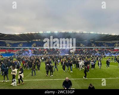 Handout Foto von Mark Mansfield. Lesefans erobern das Spielfeld während des Spiels der Sky Bet League One im Select Car Leasing Stadium. Reading's League One Spiel gegen Port Vale wurde nach 16 Minuten beendet, als etwa 1.000 Heimfans das Spielfeld eroberten. Sie protestierten gegen die Vereinsbesitzer von Dai Yongge und das Spiel war bereits drei Minuten lang aufgehalten worden, als Tennisbälle auf die Spielfläche geworfen wurden. Bilddatum: Samstag, 13. Januar 2024. Stockfoto