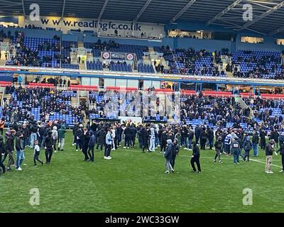 Handout Foto von Mark Mansfield. Lesefans erobern das Spielfeld während des Spiels der Sky Bet League One im Select Car Leasing Stadium. Reading's League One Spiel gegen Port Vale wurde nach 16 Minuten beendet, als etwa 1.000 Heimfans das Spielfeld eroberten. Sie protestierten gegen die Vereinsbesitzer von Dai Yongge und das Spiel war bereits drei Minuten lang aufgehalten worden, als Tennisbälle auf die Spielfläche geworfen wurden. Bilddatum: Samstag, 13. Januar 2024. Stockfoto