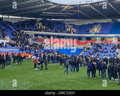 Handout Foto von Mark Mansfield. Lesefans erobern das Spielfeld während des Spiels der Sky Bet League One im Select Car Leasing Stadium. Reading's League One Spiel gegen Port Vale wurde nach 16 Minuten beendet, als etwa 1.000 Heimfans das Spielfeld eroberten. Sie protestierten gegen die Vereinsbesitzer von Dai Yongge und das Spiel war bereits drei Minuten lang aufgehalten worden, als Tennisbälle auf die Spielfläche geworfen wurden. Bilddatum: Samstag, 13. Januar 2024. Stockfoto