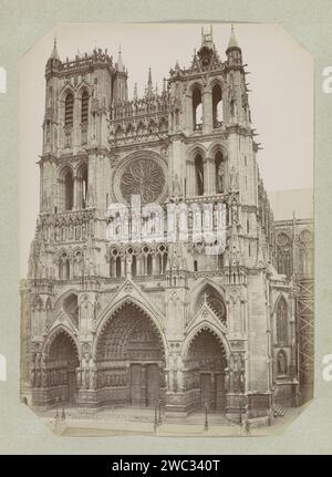 Portale und Türme der Kathedrale von Amiens, Séraphin-Médéric Mieusement, ca. 1880 - ca. 1900 Fotografie Teil des Fotoalbums mit Aufnahmen von Denkmälern in Frankreich. Amiens fotografischer Trägeralbumendruck Teile von Kirchenaußenseite und Nebengebäuden: Portal. Teile der Außenfassade und der Nebengebäude der Kirche: turm Notre-Dame d'Amiens Stockfoto