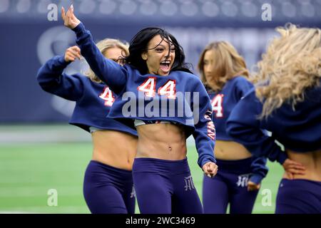 Houston, Texas, USA. Januar 2024. Die Houston Texans Cheerleader üben vor dem AFC Wild Card Playoff Game zwischen den Houston Texans und den Cleveland Browns im NRG Stadium in Houston. (Kreditbild: © Erik Williams/ZUMA Press Wire) NUR REDAKTIONELLE VERWENDUNG! Nicht für kommerzielle ZWECKE! Stockfoto