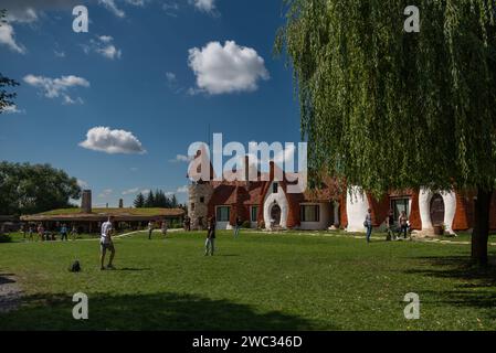 Porumbacu de Sus, Rumänien - 07 Iulie, 2022: Das Märchenschloss aus Lehm im Tal der Feen. Es ist ein touristischer Komplex, ein einzigartiges und erstaunliches Attra Stockfoto