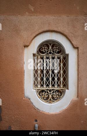 Ein altes Vintage-Fenster im Freien in Venedig Italien. Die Form und das Muster waren elegant. Stockfoto