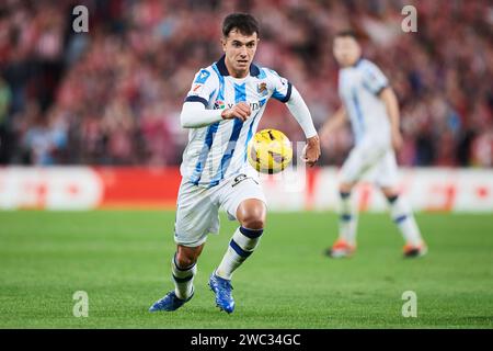 Martin Zubimendi von Real Sociedad in Aktion beim LaLiga EA Sports Match zwischen Athletic Club und Real Sociedad im San Mames Stadium am 13. Januar 2024 in Bilbao, Spanien. Quelle: Cesar Ortiz Gonzalez/Alamy Live News Stockfoto