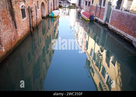 Hausreflexion im Wasser. Das Foto wurde in Venedig, Italien, aufgenommen. Stockfoto