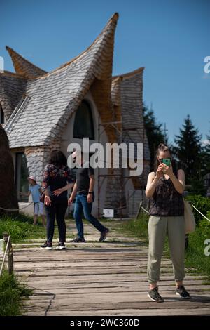 Porumbacu de Sus, Rumänien - 07 Iulie, 2022: Das Märchenschloss aus Lehm im Tal der Feen. Es ist ein touristischer Komplex, ein einzigartiges und erstaunliches Attra Stockfoto