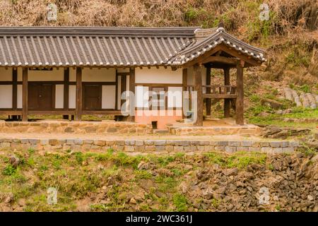 Traditionelles Gebäude im koreanischen Stil mit Keramikfliesendach und Freiluftveranda auf dem Land Stockfoto