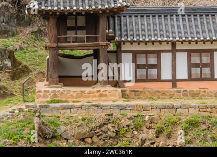 Traditionelles Gebäude im koreanischen Stil mit Keramikfliesen auf dem Land Stockfoto