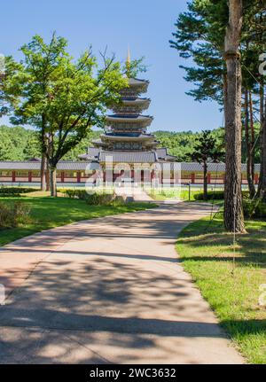 Buyeo, Südkorea, 7. Juli 2018: Bürgersteig führt zum Haupttor des Neungsa Baekje Tempels mit fünfstöckiger Pagode Stockfoto