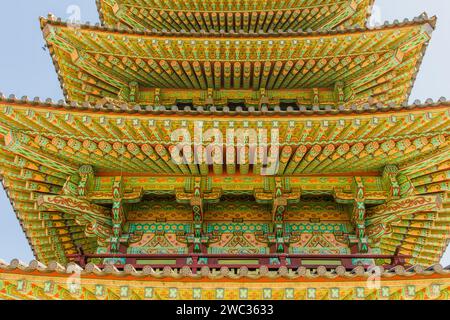 Buyeo, Südkorea, 7. Juli 2018: Eves of Bunte buddhistische fünfstöckige Pagode am Neungsa Baekje Tempel Stockfoto