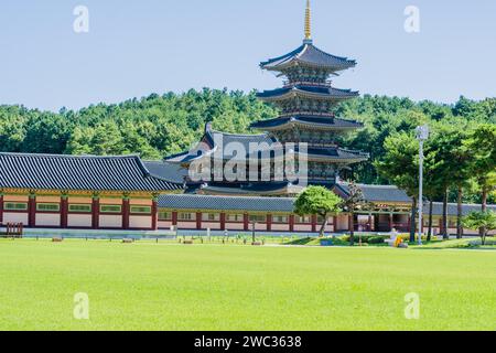 Buyeo, Südkorea, 7. Juli 2018: Haupttor des Neungsa Baekje Tempels mit goldenem Turm auf einer fünfstöckigen Pagode Stockfoto