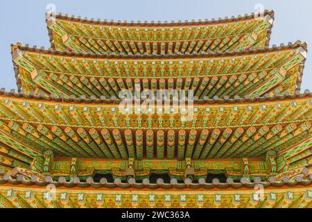 Buyeo, Südkorea, 7. Juli 2018: Eves of Bunte buddhistische fünfstöckige Pagode am Neungsa Baekje Tempel Stockfoto