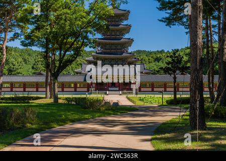 Buyeo, Südkorea, 7. Juli 2018: Bürgersteig führt zum Haupttor des Neungsa Baekje Tempels mit fünfstöckiger Pagode Stockfoto