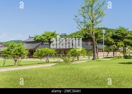 Buyeo, Südkorea, 7. Juli 2018: Außenansicht von Gebäuden mit Keramikziegeldächern im Neungsa Baekje Tempel Stockfoto