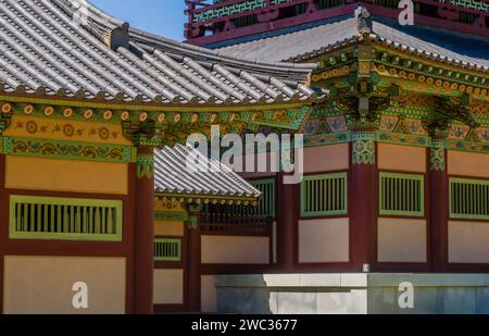 Buyeo, Südkorea, 7. Juli 2018: Nahaufnahme orientalischer Gebäude mit Keramikziegeldächern im öffentlichen Park des Neungsa Baekje Tempels. Für redaktionelle Zwecke Stockfoto