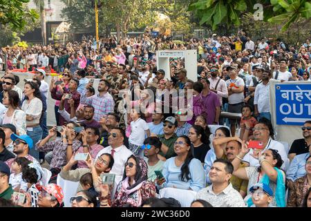 MUMBAI, INDIEN - 13. JANUAR: Während der Air Show 2024 im Marine Drive am 13. Januar 2024 in Mumbai, Indien, werden die Surya Kiran Kunstflugzeuge, das Sarang Helikopterteam und die Sukhoi Aircraft beobachtet. Die Veranstaltung umfasst Kunstflugausstellungen des Surya Kiran Aerobatic Display Teams (SKAT) und des Helicopter Display Teams. Es bietet auch ein vielfältiges Sortiment? Luftfahrtaktivitäten, darunter eine Flypast- und Low-Level-Kunstflugschau der Su-30 MKI, Freifall- und Fallschirmschirmausstellungen des Akashganga-Teams und C-130-Flugzeuge. (Foto: Raju Shinde/Hindustan Times/SIPA USA ) Stockfoto