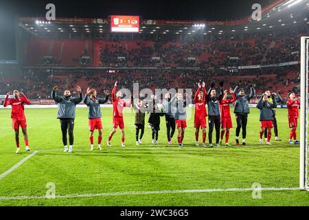 Enschede, Niederlande. Januar 2024. ENSCHEDE, NIEDERLANDE - 13. JANUAR: Spieler des FC Twente feiern den Sieg beim niederländischen Eredivisie-Spiel zwischen dem FC Twente und AZ in Grolsch Veste am 13. Januar 2024 in Enschede, Niederlande. (Foto von Peter Lous/Orange Pictures) Credit: Orange Pics BV/Alamy Live News Stockfoto