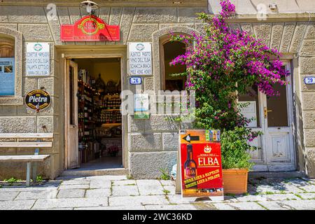 Kleines Lebensmittelgeschäft in San Piero in Campo, in der Nähe von Marina di Campo, Elba, toskanischem Archipel, Toskana, Italien Stockfoto