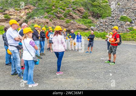Touristengruppe auf einer Führung durch die ehemalige Miniere Calamita Mine, Elba, toskanischer Archipel, Toskana, Italien Stockfoto