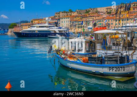 Fischerboote und Luxusyachten im Hafen von Portoferraio, Elba, toskanischem Archipel, Toskana, Italien Stockfoto