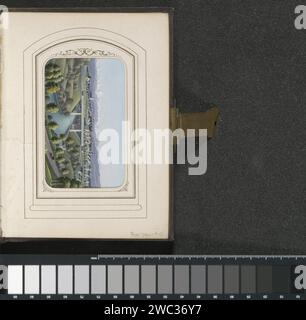 Blick auf die Stadt Bern mit einem Eisenbahnviadukt im Vordergrund, Rudolf Dikenmann, um 1860 - um 1890 Druck. Visitenkarte Teil des Fotoalbums mit 36 Aufnahmen europäischer Länder. Zürcher (Stad) Karton. Papierreisen; Tourismus. Aussicht auf die Stadt, Stadtpanorama, Silhouette der Stadt. Bahn, Zug Bern Stockfoto