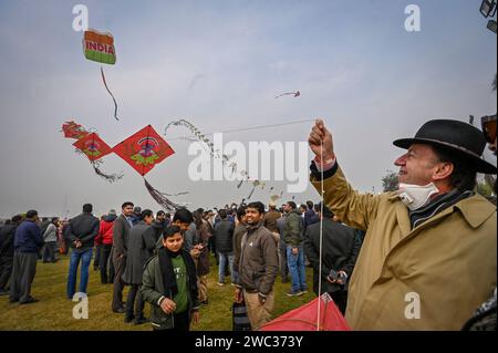 NEW DELHI, INDIEN - 13. JANUAR: Menschen, die während des ersten internationalen Drachenfestes „Patang Utsav“ in Baansera, dem ersten Bambus-Themenpark der Stadt in Sarai Kale Khan am Ufer des Flusses Yamuna, am 13. Januar 2024 in Neu-Delhi, Indien, Drachen fliegen. Das zweitägige Festival wird von der Entwicklungsbehörde Delhi (DDA) organisiert und wird über 30 professionelle Kitisten aus Rajasthan, Sikkim, Maharashtra, Karnataka, Punjab, Lakshadweep und Gujarat zeigen ihre Kunst. Drachen in verschiedenen Formen, Größen und Farben. (Foto: Raj K Raj/Hindustan Times/SIPA USA ) Stockfoto