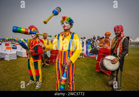 NEW DELHI, INDIEN - 13. JANUAR: Menschen, die während des ersten internationalen Drachenfestes „Patang Utsav“ in Baansera, dem ersten Bambus-Themenpark der Stadt in Sarai Kale Khan am Ufer des Flusses Yamuna, am 13. Januar 2024 in Neu-Delhi, Indien, Drachen fliegen. Das zweitägige Festival wird von der Entwicklungsbehörde Delhi (DDA) organisiert und wird über 30 professionelle Kitisten aus Rajasthan, Sikkim, Maharashtra, Karnataka, Punjab, Lakshadweep und Gujarat zeigen ihre Kunst. Drachen in verschiedenen Formen, Größen und Farben. (Foto: Raj K Raj/Hindustan Times/SIPA USA ) Stockfoto