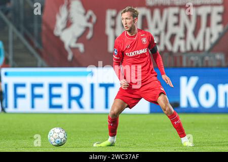 Enschede, Niederlande. Januar 2024. ENSCHEDE, NIEDERLANDE - 13. JANUAR: Michel VLAP vom FC Twente dribbelt während des niederländischen Eredivisie-Spiels zwischen dem FC Twente und AZ in Grolsch Veste am 13. Januar 2024 in Enschede, Niederlande. (Foto: Peter Lous/Orange Pictures) Credit: dpa/Alamy Live News Stockfoto