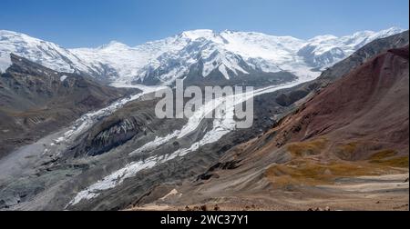 Hochgebirgslandschaft mit Gletschermoränen und Gletscherzungen, vergletscherten und schneebedeckten Berggipfeln, Lenin Peak und Peak of the XIX Party Stockfoto
