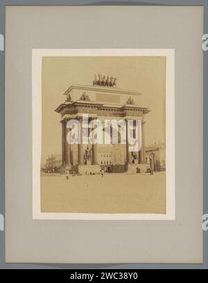 Triumphbogen auf der Twerskaja Zastava Plein in Moskau, Anonym, 1860 - 1890 Foto Moskauer Papier. Triumphbogen aus Pappe mit Albumendruck Moskau Stockfoto