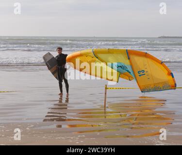 Kitesurfer am Strand in Essaouira, Marokko, 13. Januar 24 Stockfoto