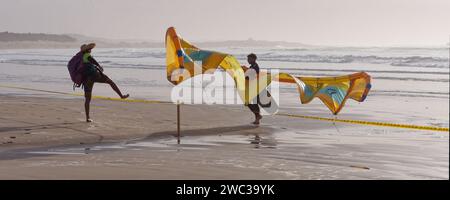 Kitesurfer am Strand in Essaouira, Marokko, 13. Januar 24 Stockfoto