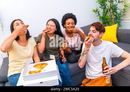 Ausgehungerte Freunde essen eine leckere Pizza und trinken Bier zu Hause Stockfoto