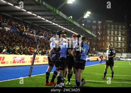 Cardiff, Großbritannien. Januar 2024. Thomas Young von Cardiff Rugby (7) feiert mit seinen Teamkollegen, nachdem er seinen Teams den ersten Versuch erzielt hat. Investec Champions Cup Rugby, Pool 2 Spiel, Cardiff Rugby gegen Harlequins im Cardiff Arms Park in Cardiff, Wales am Samstag, den 13. Januar 2024. bild von Andrew Orchard/Andrew Orchard Sportfotografie/Alamy Live News Credit: Andrew Orchard Sportfotografie/Alamy Live News Stockfoto