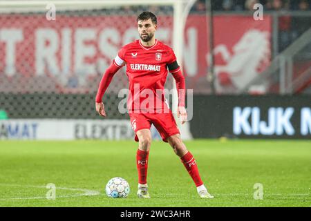 Enschede, Niederlande. Januar 2024. ENSCHEDE, NIEDERLANDE - 13. JANUAR: Robin Propper vom FC Twente trifft beim niederländischen Eredivisie-Spiel zwischen FC Twente und AZ am 13. Januar 2024 in Grolsch Veste in Enschede auf. (Foto: Peter Lous/Orange Pictures) Credit: dpa/Alamy Live News Stockfoto