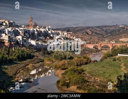 Panoramablick auf das typisch andalusische Dorf mit weißen Häusern, einem Fluss und einer Brücke. Montoro, Cordoba, Spanien. Stockfoto