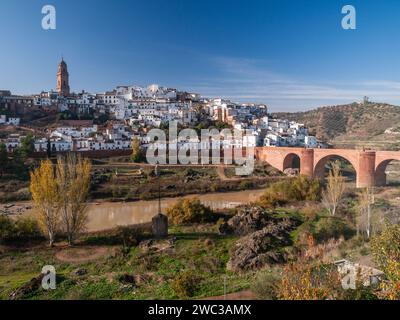 Panoramablick auf das typisch andalusische Dorf mit weißen Häusern, einem Fluss und einer Brücke. Montoro, Cordoba, Spanien. Stockfoto